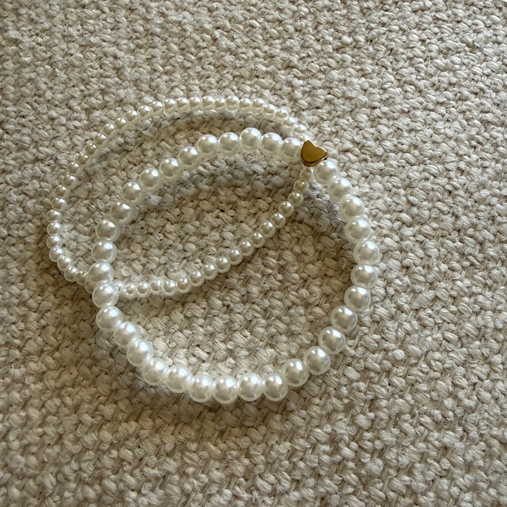 Dainty Pearl Bracelet Stack w/ Gold Heart Charm (2pc) - Picture 4 of 4